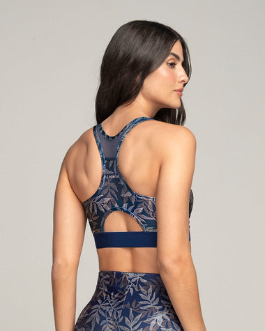 Top deportivo con espalda atlética en material de secado rápido#color_a04-estampado-hojas-azules