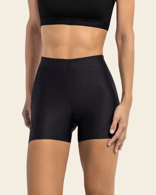 Short corto deportivo ajustado y ligero#color_700-negro