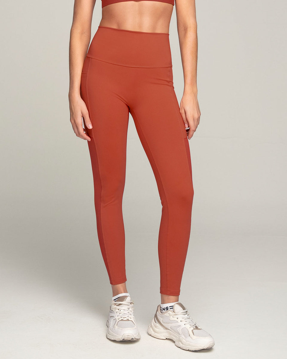 Legging deportivo con bolsillo lateral y detalles en tul
