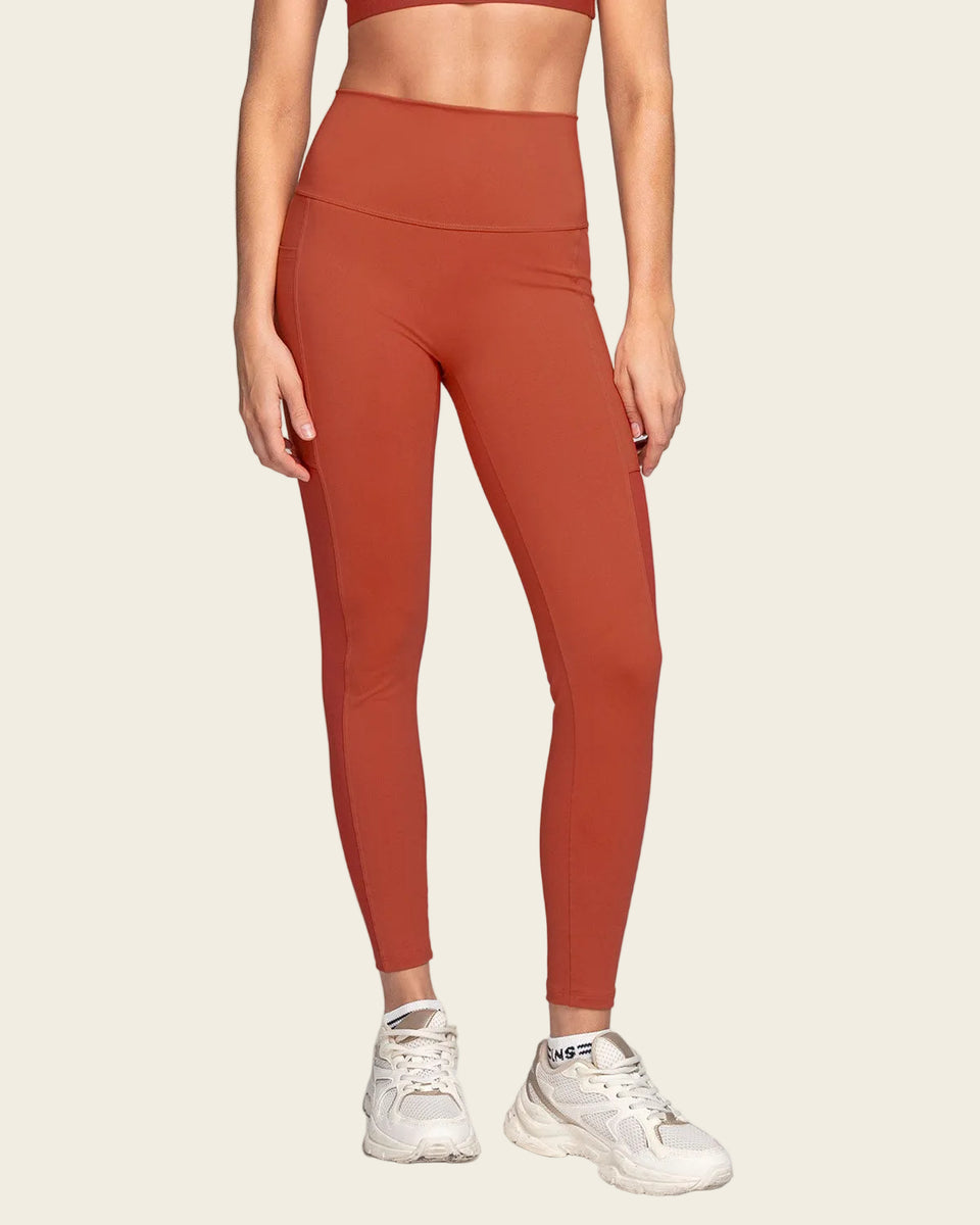 Legging deportivo con bolsillo lateral y detalles en tul