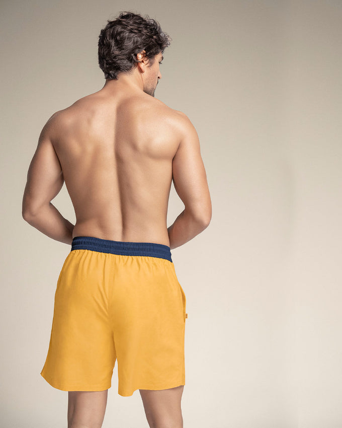 Pantaloneta de baño masculina con práctico bolsillo al lado derecho#color_113-amarillo