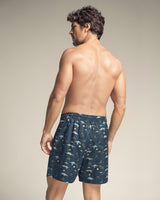 Pantaloneta de baño masculina con práctico bolsillo al lado derecho#color_b39-estampado-azul