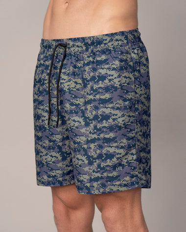 Pantaloneta deportiva con bolsillos funcionales#color_072-estampado-camuflado-azul