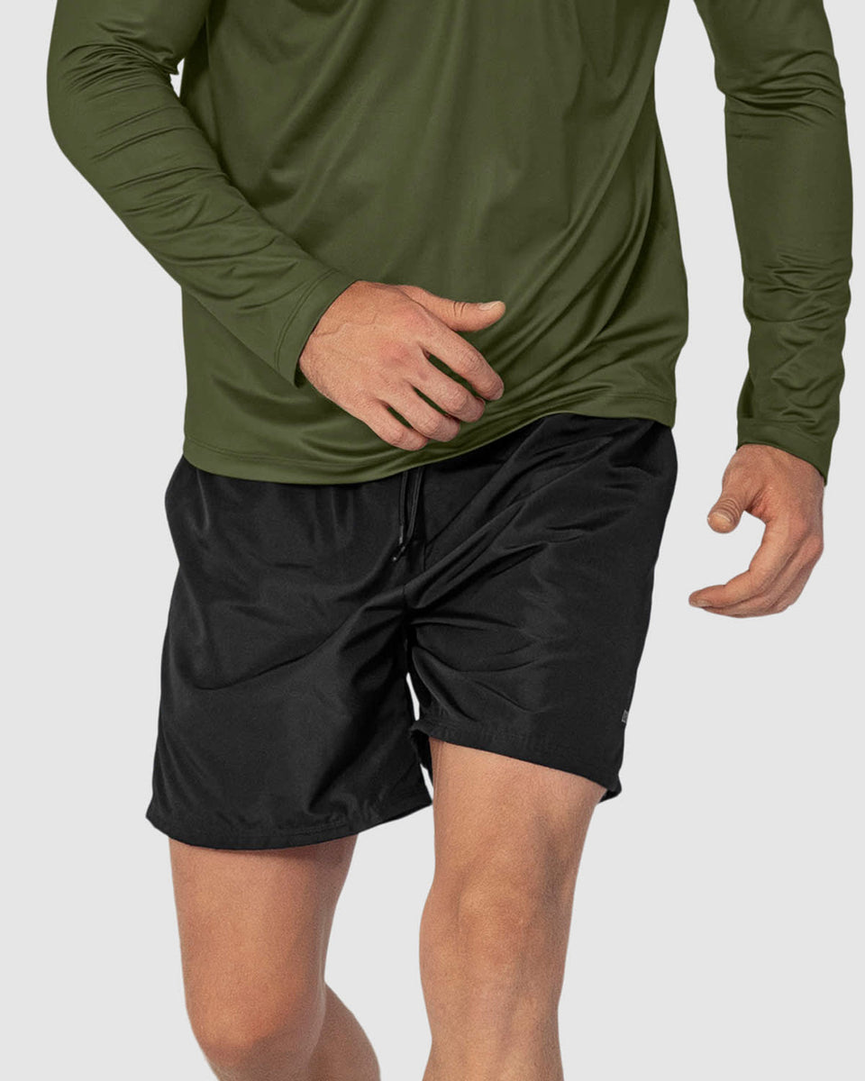 Pantaloneta deportiva con acabado antifluidos y bolsillos funcionales