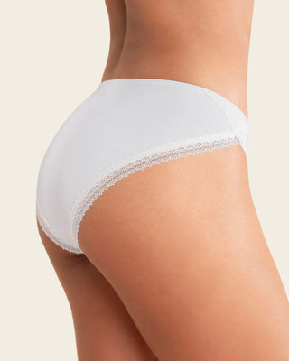 Panty tipo bikini con encaje decorativo en piernas#color_000-blanco