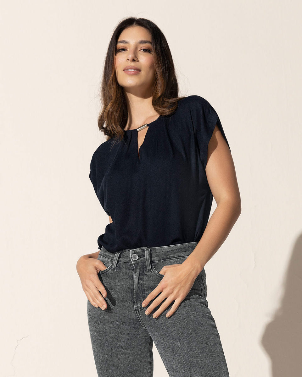 Blusa manga corta con detalle en el escote