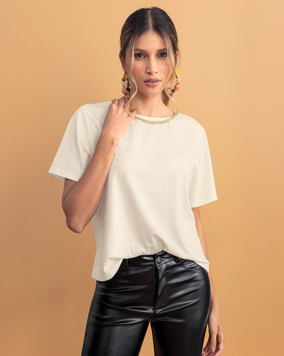 Camiseta manga corta con detalle de cadena en cuello