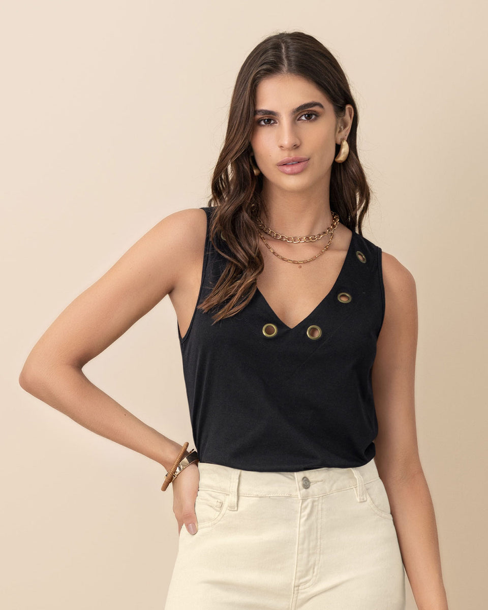 Camiseta manga sisa con ojales metálicos en el cuello