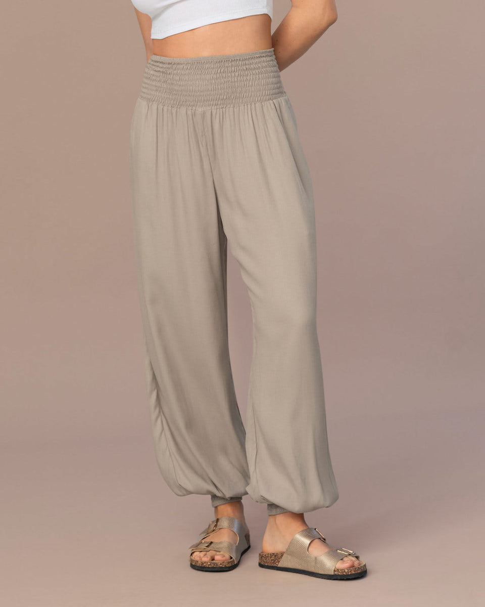 Pantalón amplio con bota ajustada