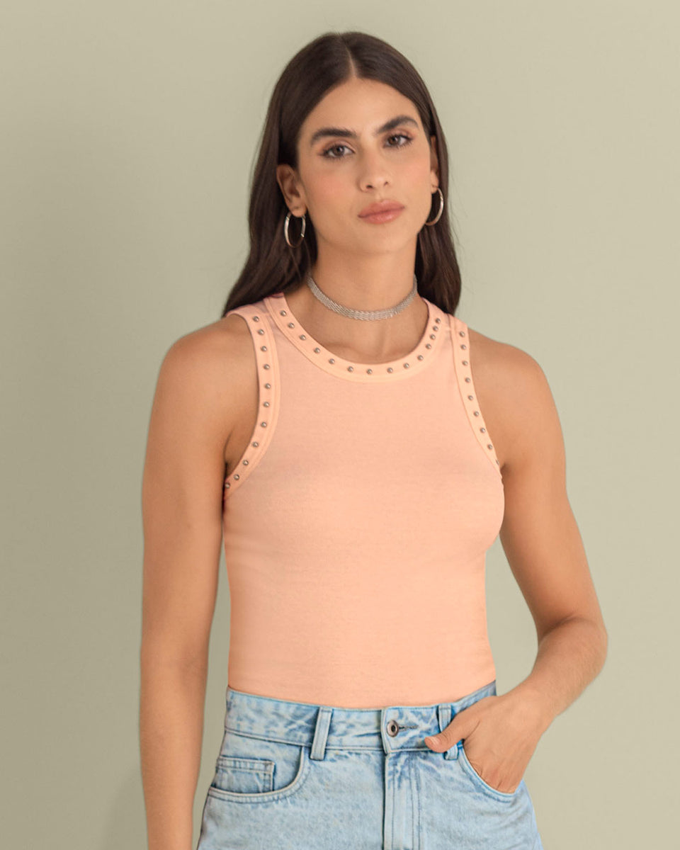 Camiseta manga sisa con taches en cuello y sisa