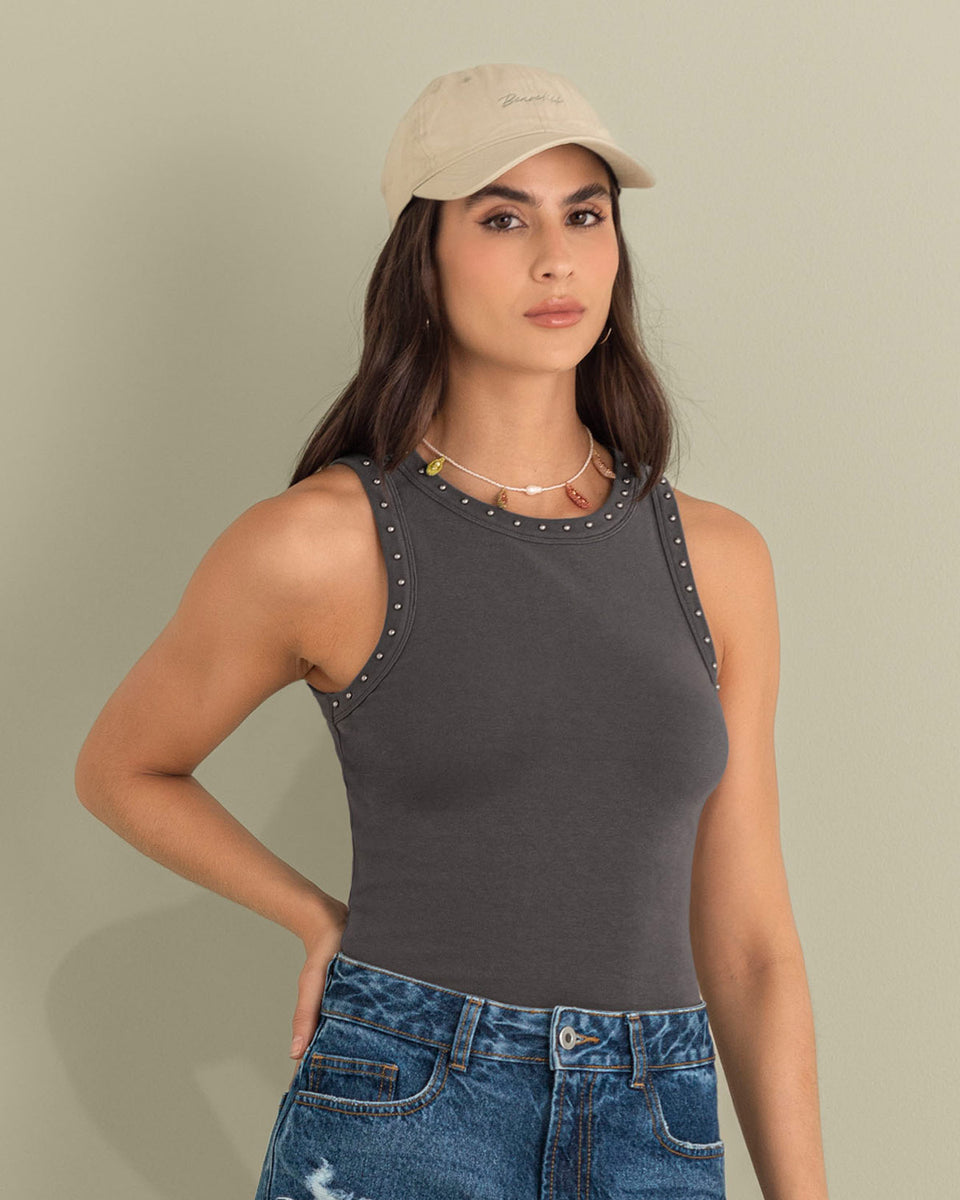 Camiseta manga sisa con taches en cuello y sisa