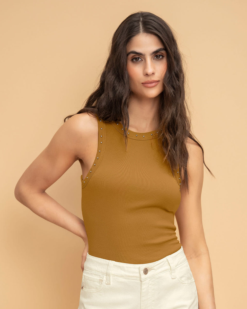 Camiseta manga sisa con taches en cuello y sisa