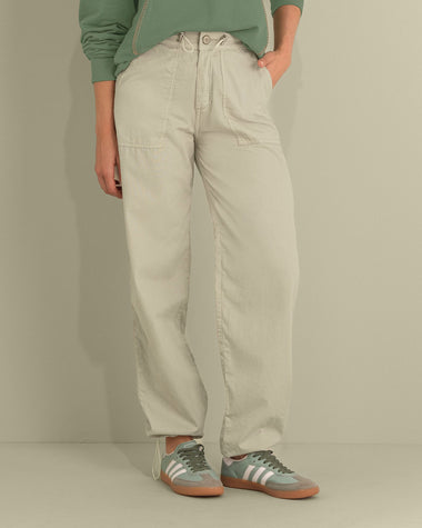 Pantalón bota recta con elástico en borde#color_084-arena