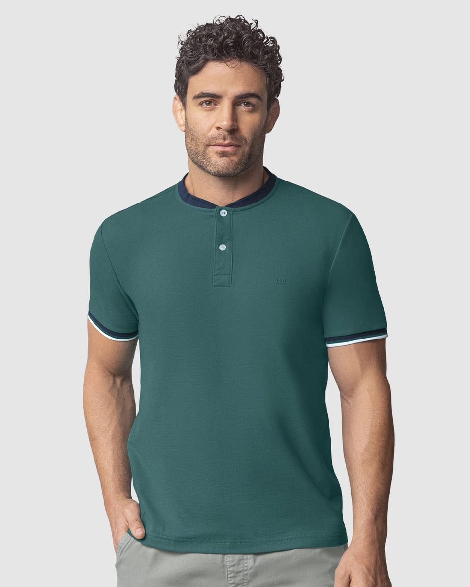 Camiseta con cuello henley y botones funcionales