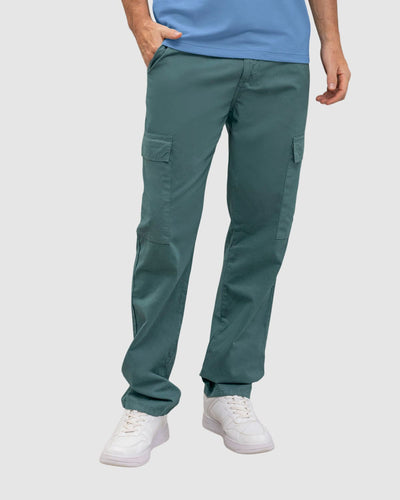 Pantalón con bolsillos tipo cargo#color_498-azul-esmeralda