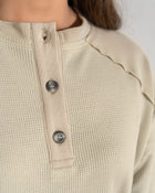 Buzo manga larga con cuello redondo y botones funcionales
