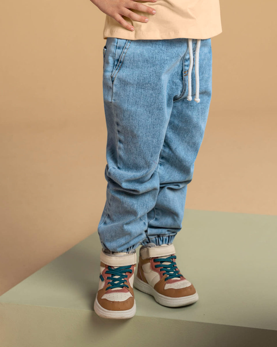 Pantalón tipo jogger con cordón para ajustar en cintura