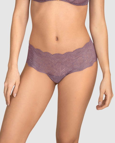 Panty estilo cachetero en encaje con transparencias y bordes redondeados#color_451-morado