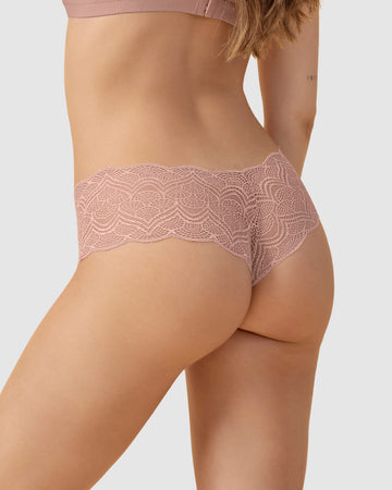 Panty estilo cachetero en encaje con transparencias y bordes redondeados#color_a22-rosa