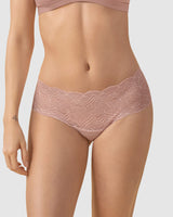 Panty estilo cachetero en encaje con transparencias y bordes redondeados#color_a22-rosa