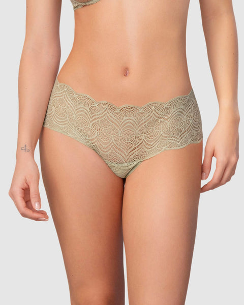 Panty estilo cachetero en encaje con transparencias y bordes redondeados#color_a56-verde-claro