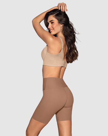 Bóxer tipo short de apariencia invisible con fajón antideslizante#color_857-cafe-medio