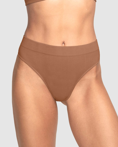 Brasilera tiro alto en tecnología seamless#color_640-cafe-medio