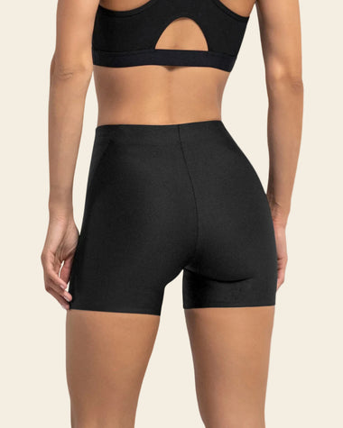 Short corto deportivo ajustado y ligero#color_700-negro