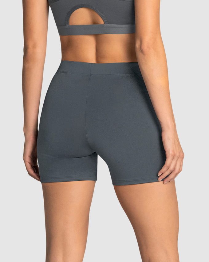 Short corto deportivo ajustado y ligero con cómodo elástico en cintura#color_749-gris-medio