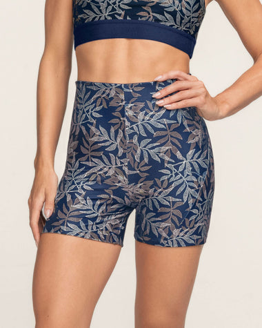 Short corto deportivo ajustado y ligero#color_a04-estampado-hojas-azules