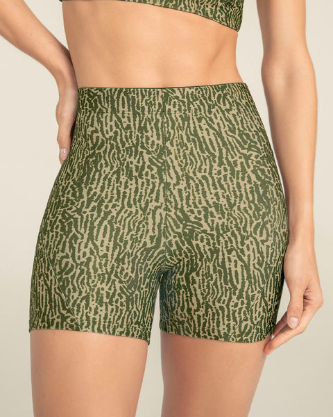 Short corto deportivo ajustado y ligero#color_a44-estampado-verde