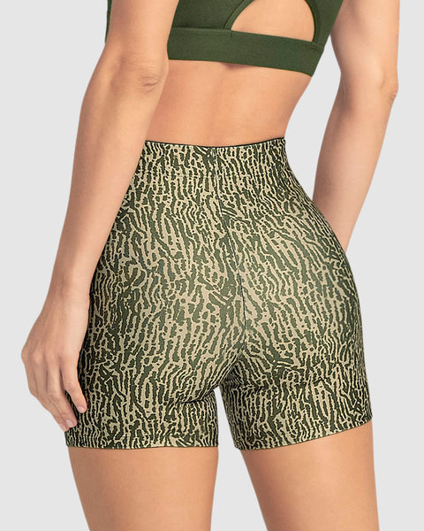 Short corto deportivo ajustado y ligero#color_a44-estampado-verde