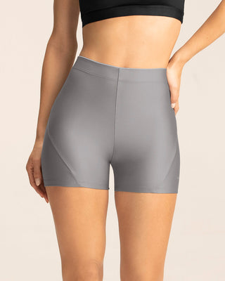 Short corto deportivo ajustado y ligero#color_c62-gris-claro