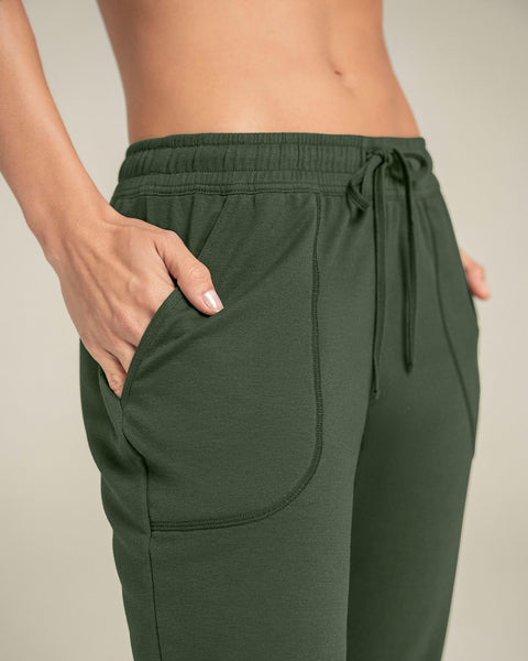 Jogger deportivo de silueta amplia con bolsillos#color_249-verde-oscuro