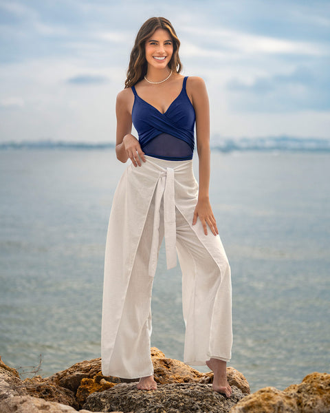 Traje de baño entero con escote cruzado y tela con brillo#color_509-azul-oscuro