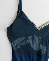 Vestido de baño tecnología BIO-PET con tul en abdomen#color_838-estampado-hojas