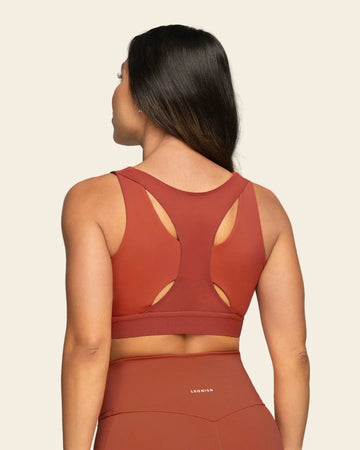Top deportivo espalda atlética con detalles en tul#color_336-rojo-canela