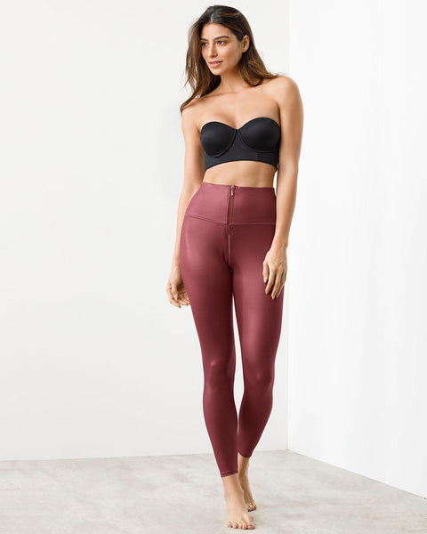 Leggings con acabado efecto cuero con control de abdomen#color_320-vino-tinto-oscuro