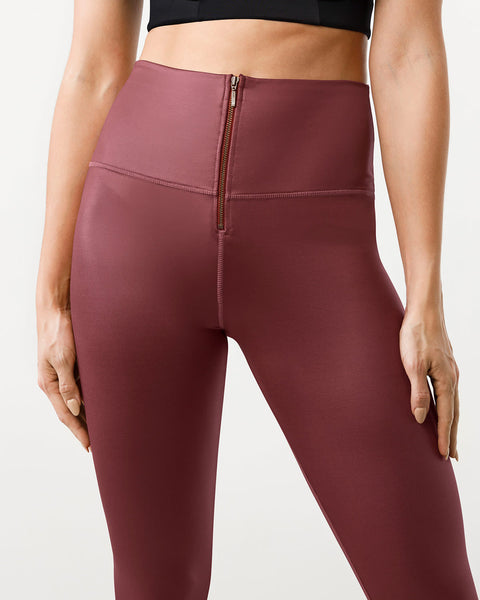 Leggings con acabado efecto cuero con control de abdomen#color_320-vino-tinto-oscuro