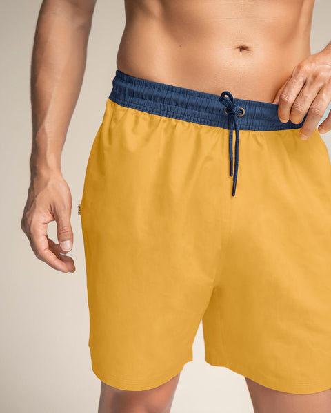 Pantaloneta de baño masculina con práctico bolsillo al lado derecho#color_113-amarillo