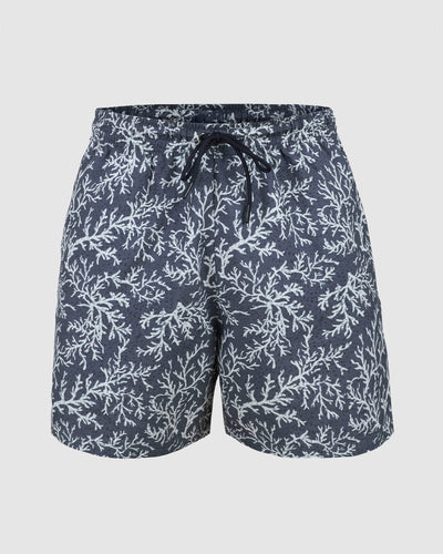 Pantaloneta de baño masculina con práctico bolsillo al lado derecho#color_a03-estampado-corales-azul