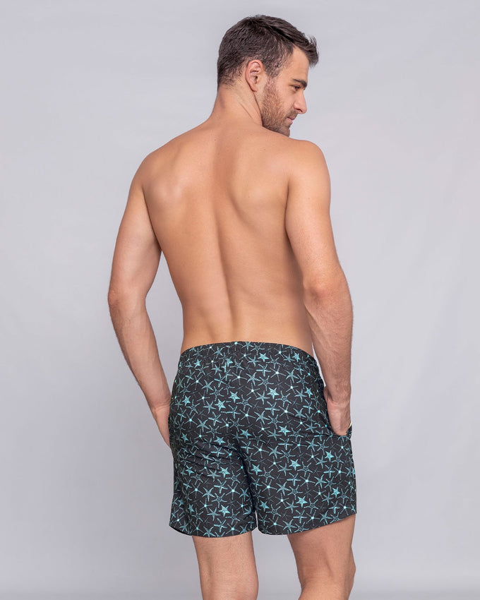Pantaloneta de baño masculina con práctico bolsillo al lado derecho#color_a12-estampado-estrella-de-mar-azul