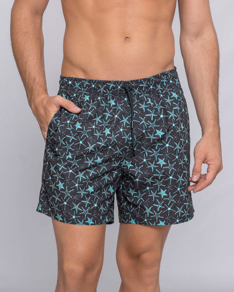 Pantaloneta de baño masculina con práctico bolsillo al lado derecho#color_a12-estampado-estrella-de-mar-azul