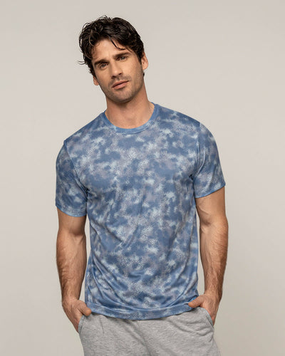 Camiseta deportiva masculina con tecnología de secado rápido#color_a62-estampado-azul-manchas