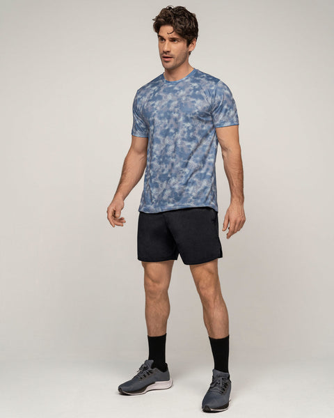 Camiseta deportiva masculina con tecnología de secado rápido#color_a62-estampado-azul-manchas