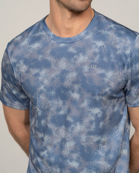 Camiseta deportiva masculina con tecnología de secado rápido#color_a62-estampado-azul-manchas