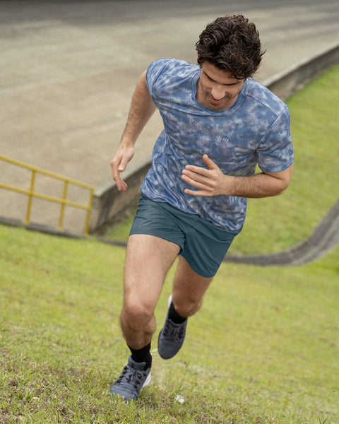 Camiseta deportiva masculina con tecnología de secado rápido#color_a62-estampado-azul-manchas