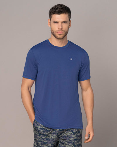 Camiseta deportiva masculina semiajustada de secado rápido#color_522-estampado-camuflado-azul