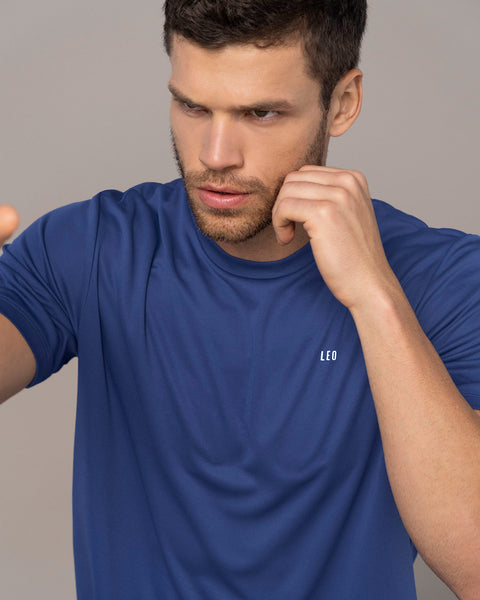 Camiseta deportiva masculina semiajustada de secado rápido#color_522-estampado-camuflado-azul