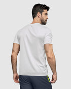 Camiseta deportiva masculina con estampado localizado